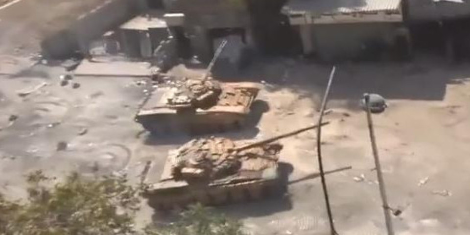 UVEŽBAVALI PRUŽANJE BORBENE BEZBEDNOSTI! HOĆE LI INTERVENISATI?! Ruski tenkovi stigli na poligon blizu granice sa Avganistanom!